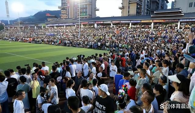 影片带我们来到了深圳的夏天，景浩创业工厂中遍布灰尘的暗色场景，手机维修店门口泛黄的墙砖，玻璃门上欢迎光临的贴纸，陈旧的红色透露着年代的质感